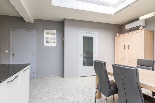 Foto - Te koop: Ruime gemoderniseerde instapklare hoekwoning met veel woonoppervlakte en tuin in de wijk Pronsebroek te Heerlen
